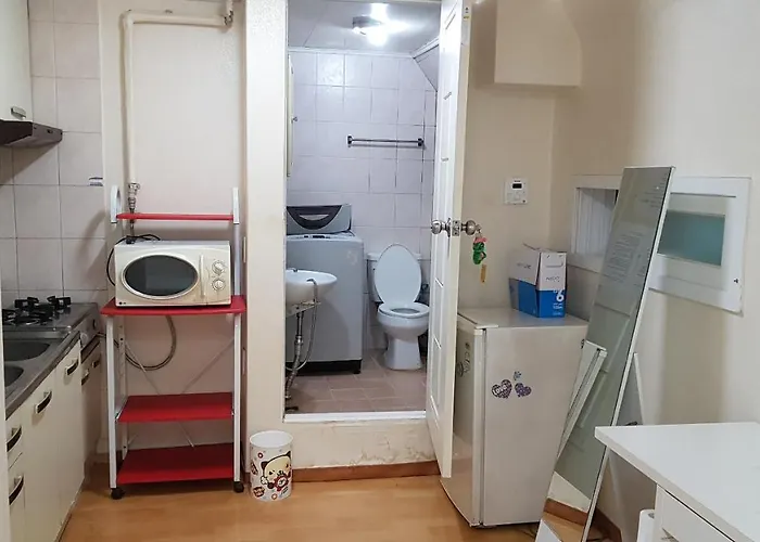 White House In Seoul Female Only Room Shared Bathroom With Up To 3 Other Female Travellers