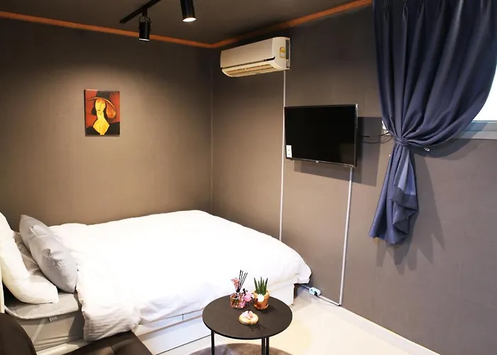 Sinchon Stn 2 Min 외국인전용 Ellen House