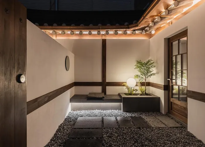 Luxury Hanok Stay Warm Hearth - East
