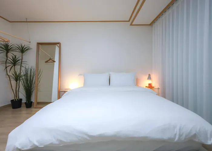 Modern And Comfy House/ Hongik St. Exit 2 10Min