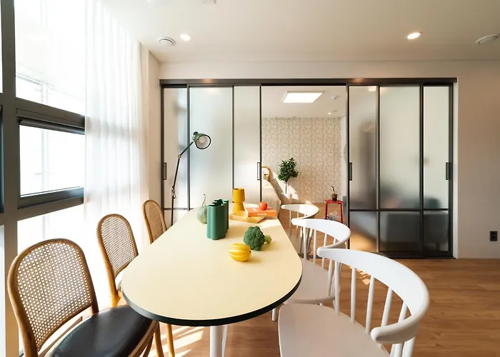 Hongik Univ Station Wave Family Suite #D