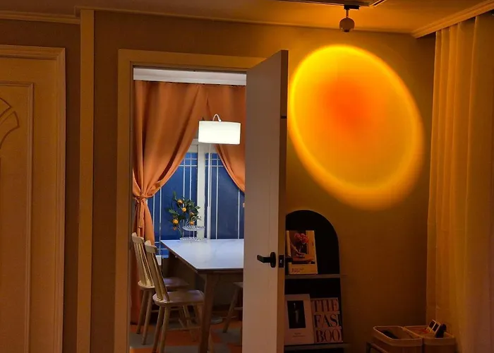 Hongik University Hot Place - Hongdae Yeonnam - Yeontrural Park 2 Min - Cozy Space Emotional Accommodation - Dining Room Table For 8 People