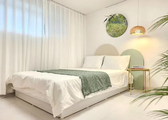Jamsil Sports Complex Asan Hospital Samsung Hospital Kspo Lotte World Seokchon Lake And Near Subway Station 3 Minutes And Near To Gangnam Daechi Coex 10 Minutes