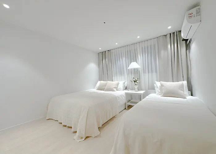 Designer Cozy 3Br House In Hongdae