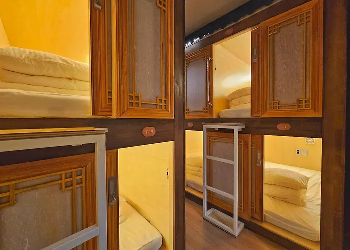 82 Capsule Hotel