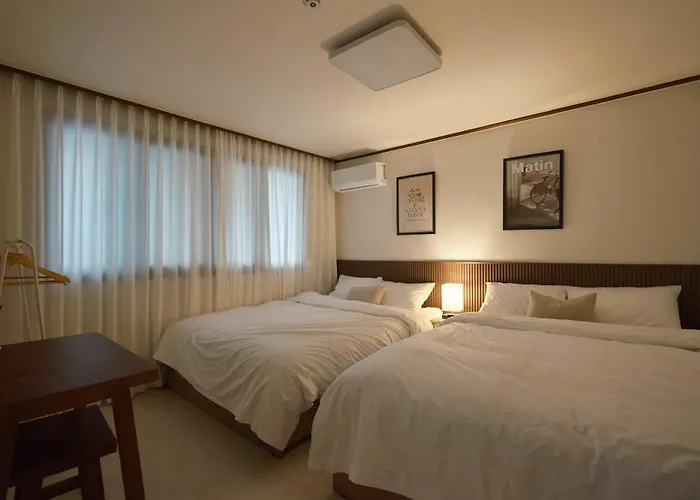 Walking Distance To Sindorim Station, 3 Rooms, 4 Queen Beds, 2 Bathrooms, 1 Minute To Yeongdeungpo Station Bus Stop