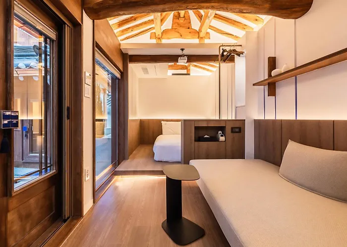 Luxury Hanok Stay Blue Dot