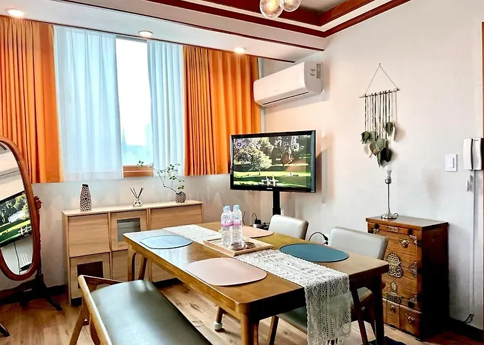 Yeonnam Forest Road Stay - Hongdae#Bts Tour#짐보관#올리브영#K뷰티#광화문#종로#강남#케더헌명소#최대12인#가족,단체