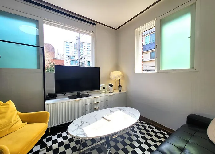 A Sunny And Comfortable House-202