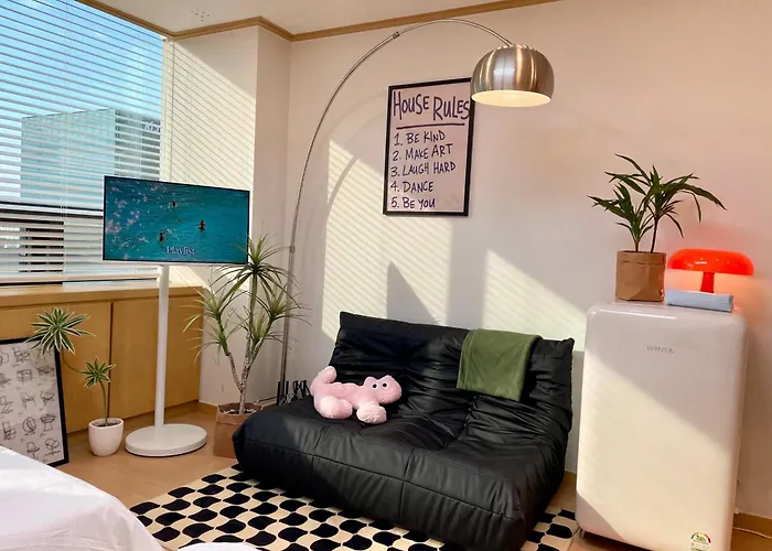 Hongdae Station Link House With Massage Chair