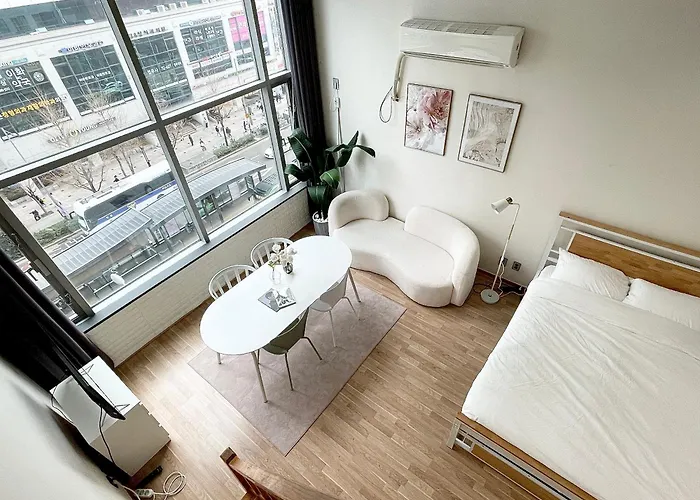 Romantic And Spacious Duplex Hongik Stn 1Minute