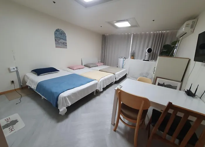 House With A Great View And Elevator Access Right In Front Of Hongik Univ Station