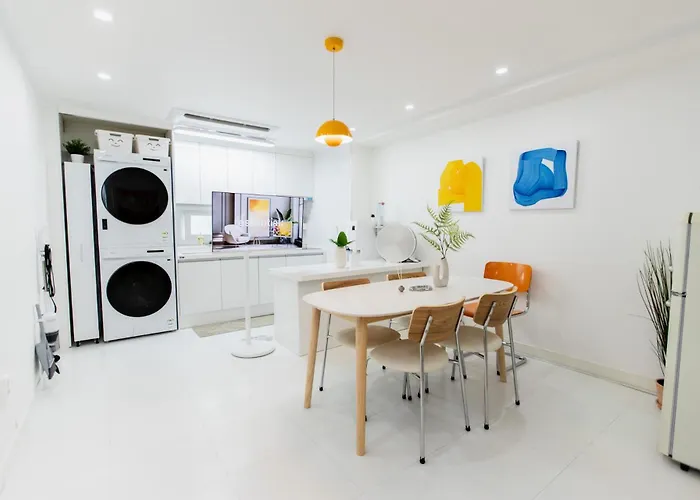 5 Mins To Sinchon Station, 5 Mins To Yonsei Univ And 10 Mins Hongik Univ On Foot, Denden Stay