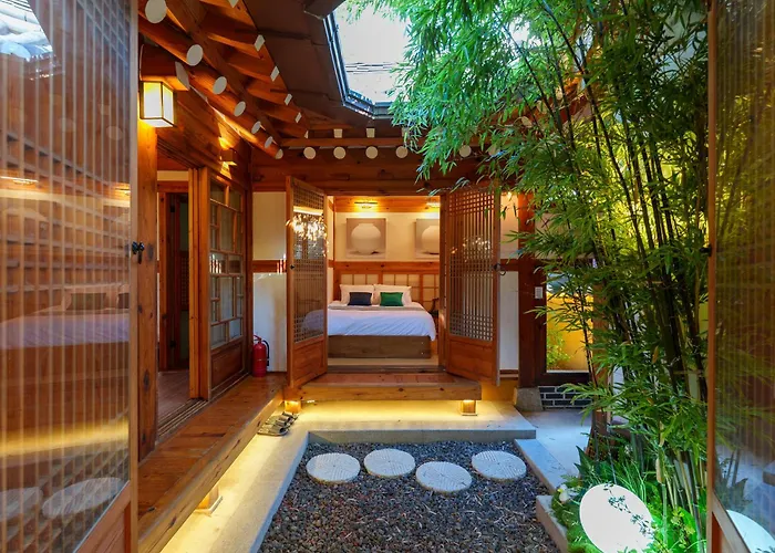 #서촌전통한옥독채 #Seochon Hanok Privatehouse #4Br2Ba #9Guests #4Min Walk Gyeongbokgungstation #Bukchon #Gwanghwamun #Gyeongbokgung #명동