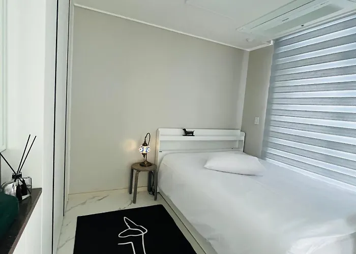 Explore Seoul On Foot III Market To Palace III Heart Of The City III One- And-A-Half-Bedroom Apartment With Sliding Door