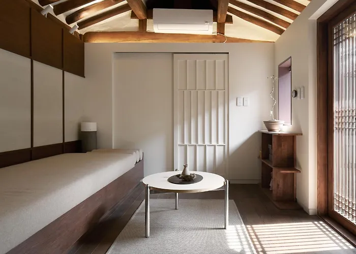 Luxury Hanok Stay Elegance