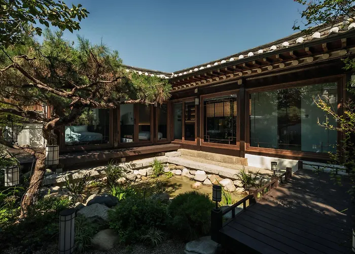Bukchon Premium Hanok Cheongsudang Stay