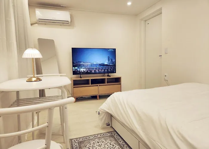 Clould 3 Minutes From Hongik University Subway Station, 5 Minutes From Hongik University Main Gate, 10 Minutes From Sinchon