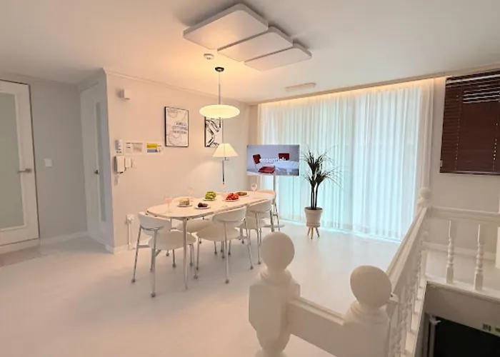 Sindaebang Station 8 Minutes On Foot 20 Minutes By Subway From Hongdae To Gangnam 3 Room 4 Queen Beds 1 Bed Per Person 2 Floor 1 Minute From Convenience Store