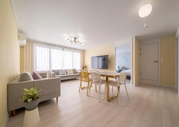 Hongdae Apartment 3 Bedroom, 2 Bathroom, King Bed