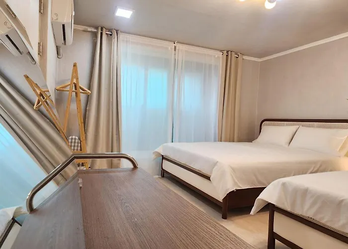 현대,Hongdae Yeondral Park, 7 Minutes From Hongik Univ Station Exit 5, Elevator Ok