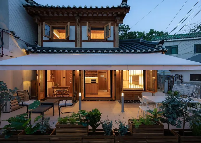 Haeon Seoul,2층 한옥 독채,서울 핫플 중심가에 위치,주요 핫플 도보 이동,테라스,지하철과공항버스5분,종로,익선동,경복궁,북촌한옥마을,명동