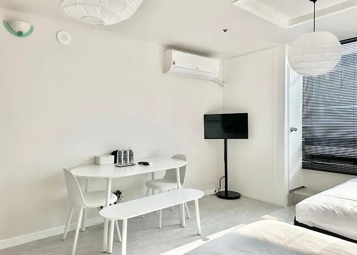 Oreo Chacha Stay - 1 Min Walk To Hongdae Station - Free Luggage Storage