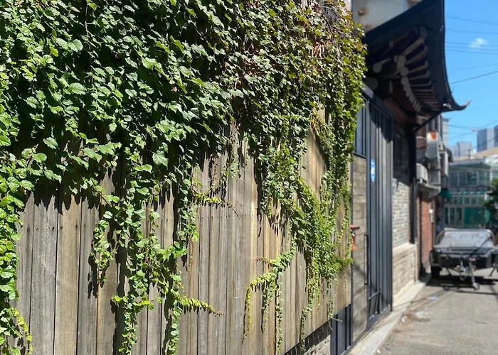 Jongno Hanok Family Accommodation 3 Rooms 2 Bathrooms Dongmyo Ddp Urban Relaxation Gyeongbokgung Palace Modern Hanok Spacious Deck Free Luggage Storage