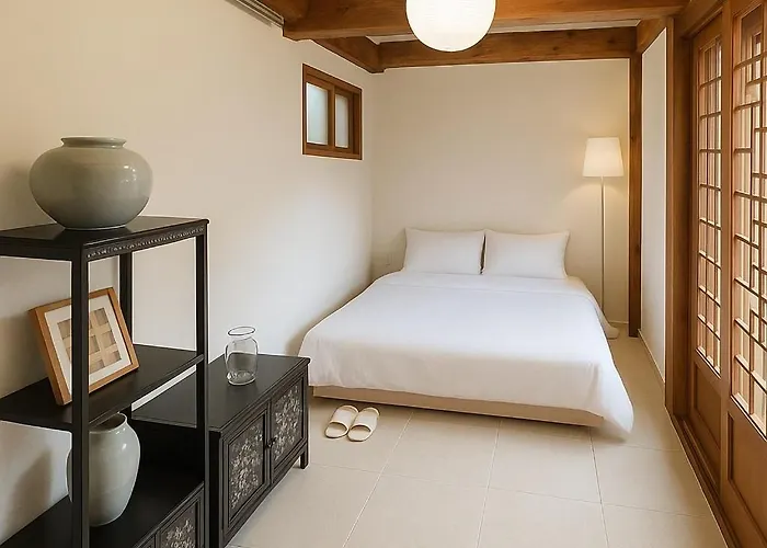 Hausda Samcheong Private Yard Hanok 3Br 4Bed 6Person 8Table