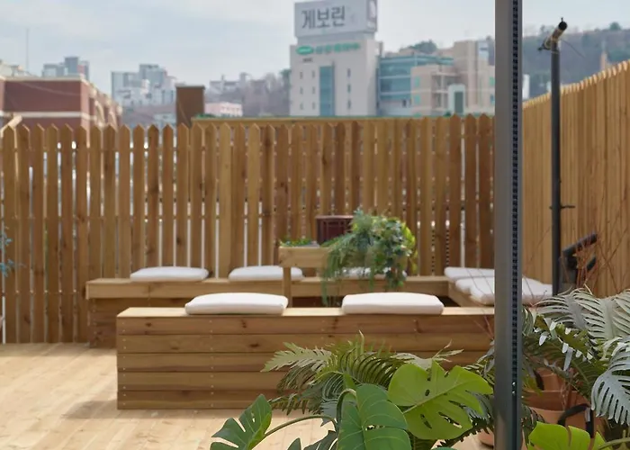 Hongik University Station 1-Minute Walk 6 Rooms, 3 Bathrooms