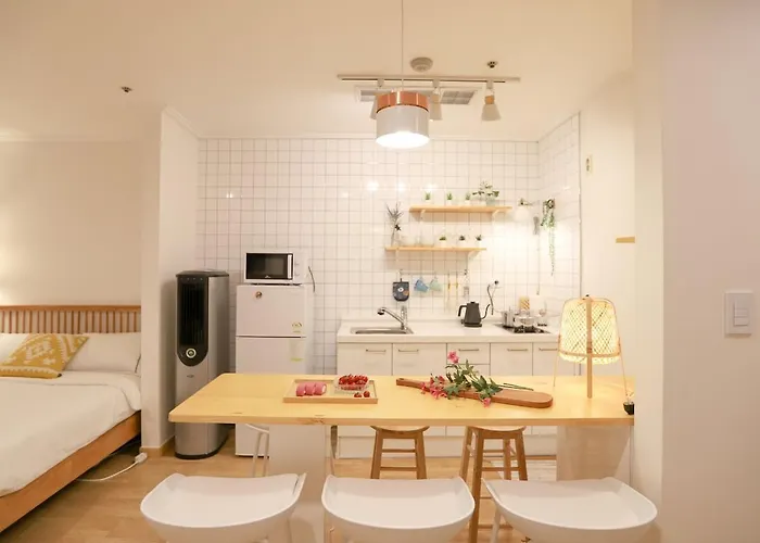 Lovely Room Hongik Univ Stn Vol 24