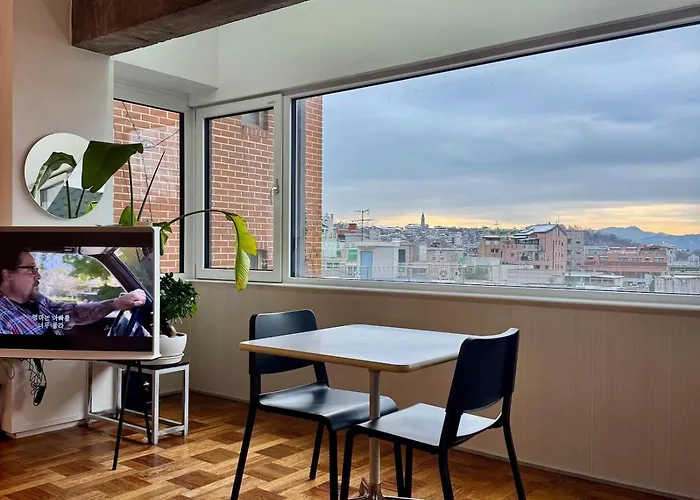 Peaceful 2 Bedroom Apt & Cityview Close To Iconic Sites