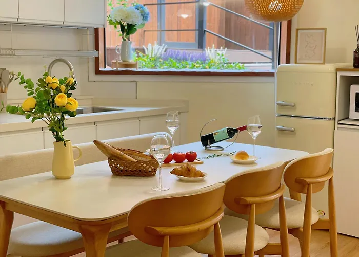 10 Minutes From Hongdae Station, 3 Rooms 2 Bathrooms, King Bed, Private Yard, Free Parking, Up To 7 Guests, Free Luggage Storage