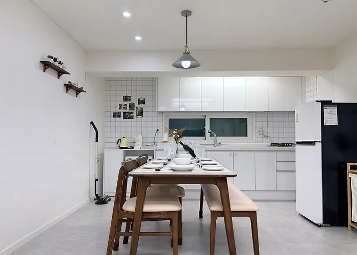 Large Space Dongmyo Station, Dongdaemun, Ddp, Gyeongbokgung Palace, Gwangjang Market, Airport Bus 8 Minutes, 5 Beds, 3 Rooms
