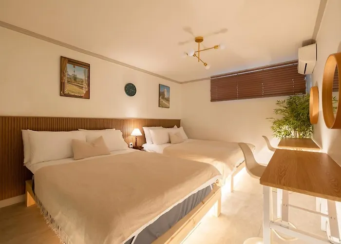 Seoul Station,3R6B, 12-Person Family, Group, Myeongdong, Itaewon, Cinema, Free Parking