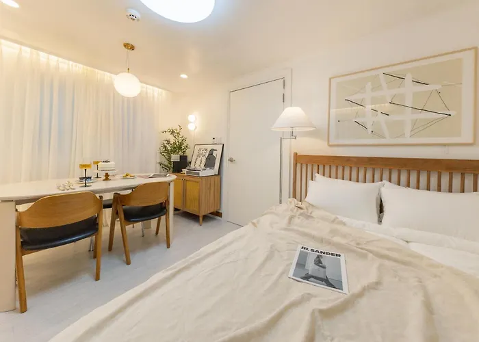 신규할인, Free Luggage Storage, Gangnam, Yeoksam, Near Gangnam Station, Gangnam Plastic Surgery Clinics, Garosu-Gil, Apgujeong Rodeo Street, Coex Mall, Gangnam Wedding Venues, Airport Bus Access