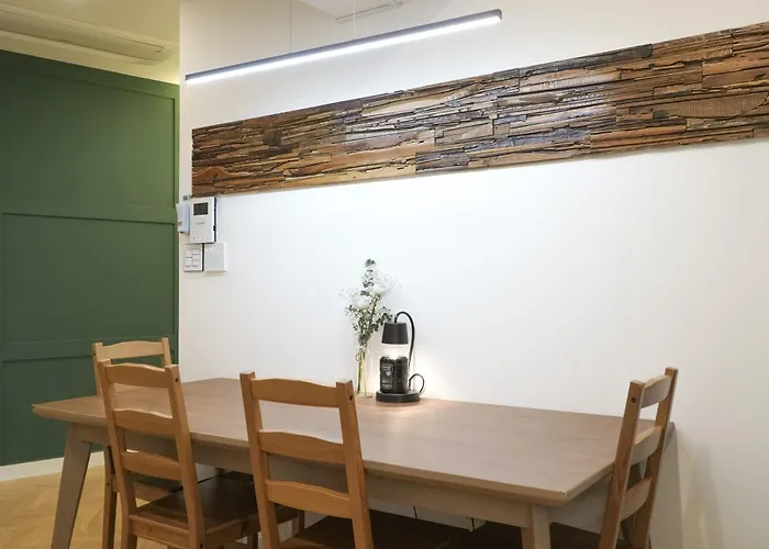 홍대 햇살 가득한 집 프라이빗 단독층 35평 방4,욕실2,거실2,최대10인,단체,가족,승강기,주차,짐 보관