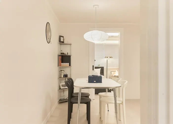 Sinsa Still - 5 Minutes From Sinsa Station, 8 Minutes From Nonhyeon Station, 5 Minutes From Airport Bus, Luggage Storage, Adult Hospital, Business Trip, Hangang Park, Convenient Transportation