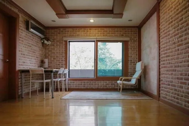 5 Minute Walk From The Subway Station