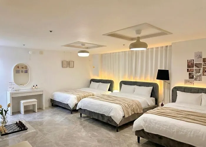 1Min Hongdae Station And 1 Minute Hongdae Main Street 6 People 3Beds Luxury Hotel