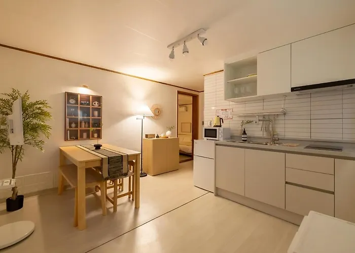 Hongdae Mangwon Station Nearby, Quiet Korean-Style Stay, Free Luggage Storage