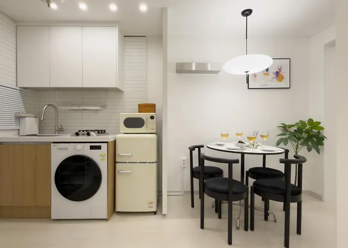 West Seoul Modern Stay-Yeongdeungpo 2Br, Airport Bus 3 Minutes, Sinpung Station 9 Minutes, White Modern Hotel Sensibility, Hongdae 26 Minutes, Cheongdam 29 Minutes