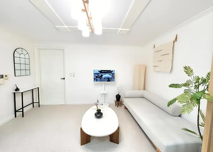 Shinchon Station 4Min Walk, 2Br Family Friendly Spacious Stylish