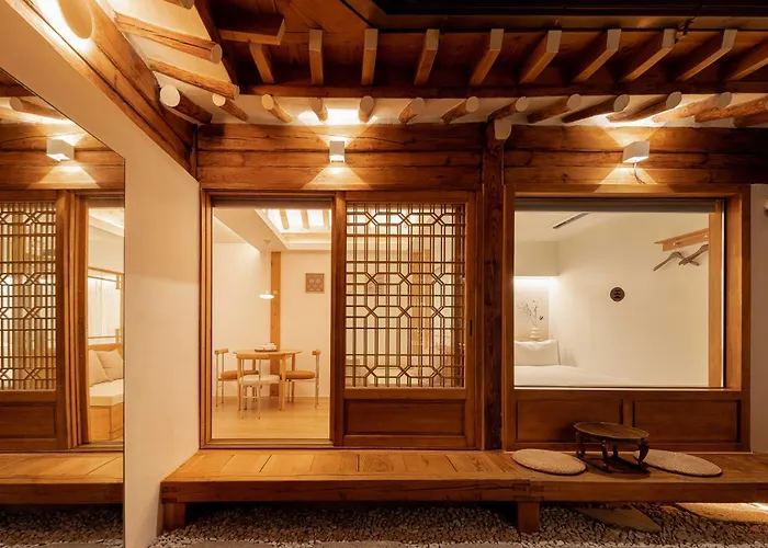Luxury Hanok Mirror Courtyard