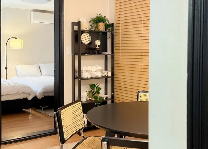 5Min To Hapjeong St, Airport Bus Direct, Han River Park, Near Hongdae, 3Rooms