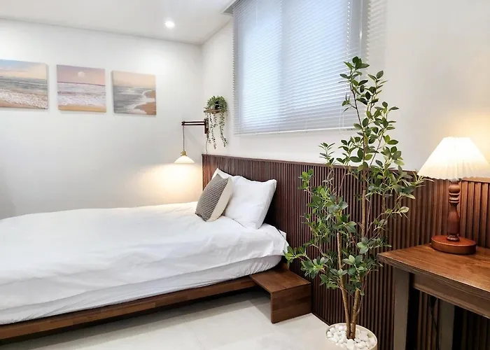 #Hongdae Sangsu Station 5 Minutes #Bathroom 2 #Starbucks,Convenience Store 1 Minute #Hongdae Street
