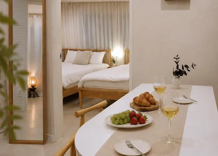 Jini Linen House Hongdae, 2Br & 3 Queen Beds