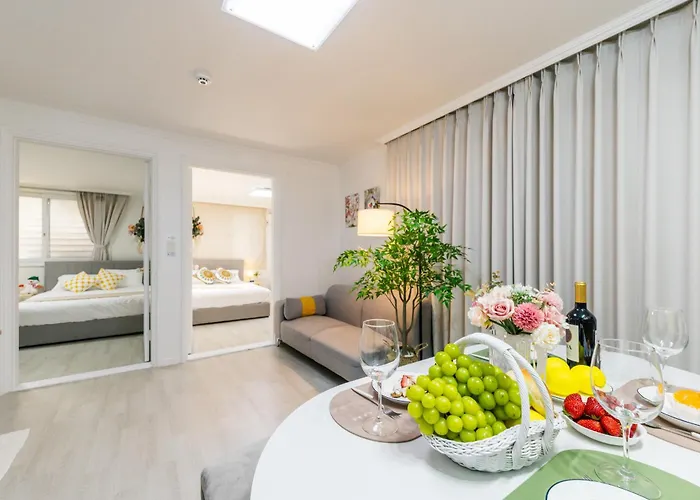 7호선5분,신사 가로수길10분,코엑스 차로10분,강남,논현,학동역,넓은2Room,3Qbed