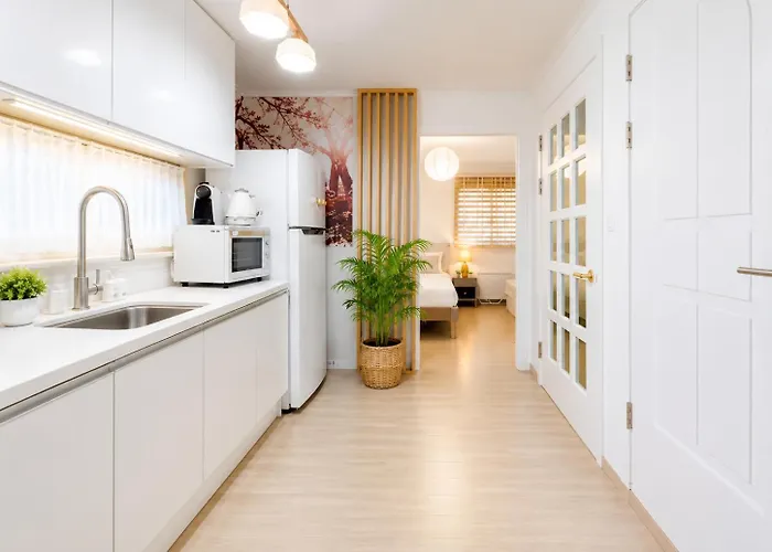 홍대중심, 홍대입구8번, 3Bed 2Room, 5인, 짐보관, 호텔식침구, 공항버스8분, 쇼핑거리3분, 숲속공원
