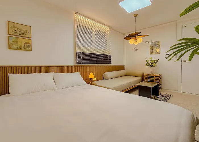 10 Minutes From Hongdae, 10 Minutes From Gongdeok Station, Itaewon, Haebangchon, Family Accommodation, 명동